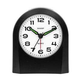 Sharp - Reloj despertador analógico pequeño que funciona con pilas, silencioso, sin tictac, iluminado bajo demanda y repetición, sonidos de pitido, ac