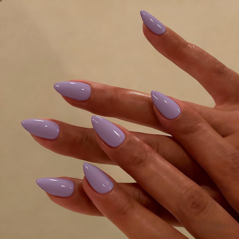 Uñas postizas cortas color almendra y lila, uñas acrílicas puntiagudas