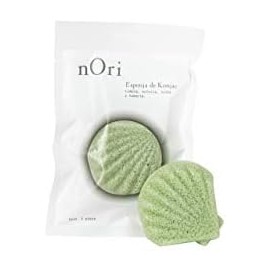 NORI ESPONJA FACIAL KONJAC FORMA DE CONCHA, TE VERDE. PARA LIMPIAR A PROFUNDIDAD CUALQUIER TIPO DE PIEL, DESDE LA PIEL DELICADA Y SENSIBLE DEL BEBE. HECHA DE LA FIBRA DLE KONJAC, NATRUAL.