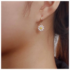 Allereya Vintage Daisy Flower Dangle Drop Earrings Little Daisy Hoop Huggie Earrings Flower Daisy Earrings Gold Minimal Earrings Jewelry for Women and Girls