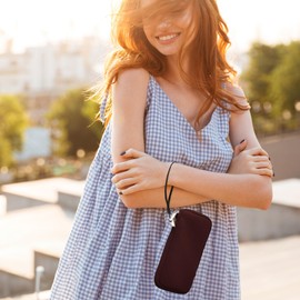 kwmobile Neoprene Phone Pouch Size XL - 6.7/6.8" - Universal Cell Sleeve Mobile Bag with Zipper, Wrist Strap - Bordeaux Violet