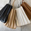 [mauve] [L size] pleated smartphone shoulder, beige