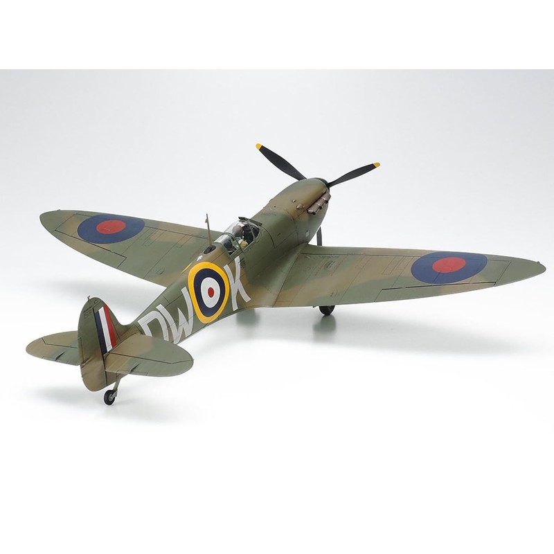 Tamiya 25211 Supermarine Spitfire Mk.I & Light Utility Car 10HP
