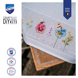 VERVACO Stickpackung Tischdecke Zählmusterpackung Kreuzstich STIEFMÜTTERCHEN Stickdecken zum Selbersticken Bastelset Handwerker Kreativ Set für Erwachsene ca. 80 x 80 cm Kreatives Geschenk