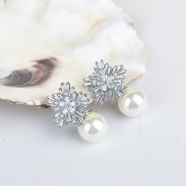 Fashion Women Chic imitation Pearl Snowflake Studs Earrings (Silver)