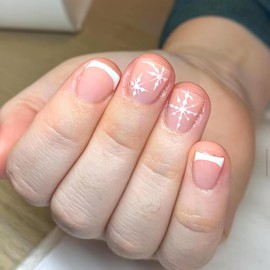 Christmas Press on Nails Short Square Petite Winter Fake Nails Nude Full Cover White Snowflake False Nails with Designs French Tip Acrylic Nails Manicure Xmas Artificial Nails for Women Girls 24Pcs