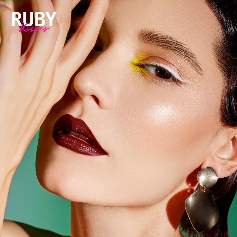 Ruby Kisses Pencil Eyeliner, Retractable Eyeliner, Waterproof, Smudge-Proof Eye Makeup,