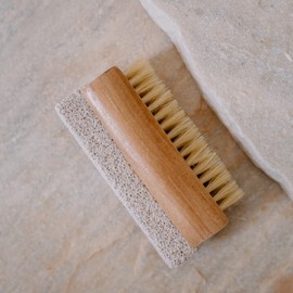 Croll & Denecke Wooden nail brush with natural pumice stone