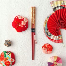 Traditional luxury chopsticks made with great care by Japanese craftsmen. 8.1 inches (20.5 cm). Natural wood. Lacquered with lacquer. Stylish pattern that matches today's life with gold leaf inlaid in the technique of maki-e. The tips of the chopsticks a