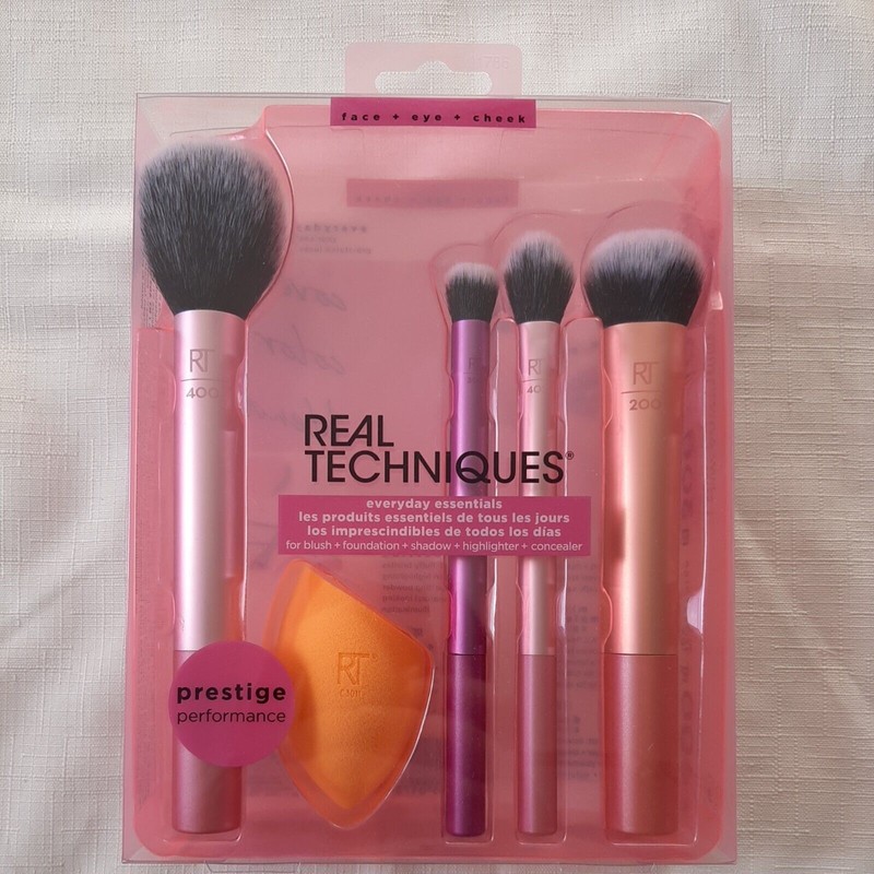 Real Techiques Everyday Essentials Makeup Brushes & Sponge 5 piece