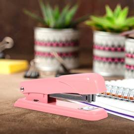 Operitacx Grapadoras de metal para oficina, grapadoras de papel para estudiantes, accesorios de oficina para mujeres, hombres, estudiantes, profesores, color rosa