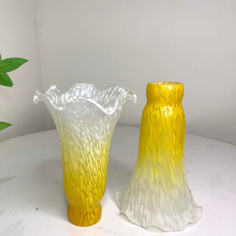 Bieye LS19 Lily Flower Blown Glass Lampshade (Yellow White, Opening
