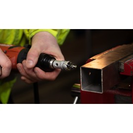 Starrett Tungsten Carbide Tipped Hole Saw - SM32 Sheet Metal Cutter With Arbor & Pilot Drill Bit - For Drilling Stainless Steel Aluminum Alloy - Grey, 32 mm