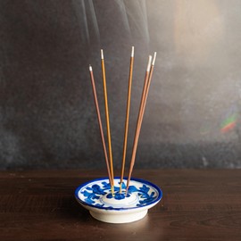 Tarini Gallery Blue Pottery Agarbatti Stand Ceramic Plate with Holes Handicrafted Designer Incense Holder Decorative Accessory for Home Office and Gifting (White and Blue Design-2)