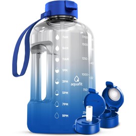 AQUAFIT - Botella de agua de 64 onzas con marcador de tiempo, tapa con popote y chug, botella de agua de gimnasio de medio galón sin BPA con asa, jarr