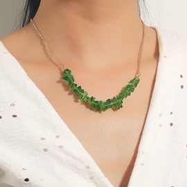 Allereya Vintage Green Chip Beads Necklace Gemstone Bead Pendent Necklace Crystal Gemstone Choker Necklace Gravel Bead Necklace Gemstone Chip Necklace Jewelry for Women