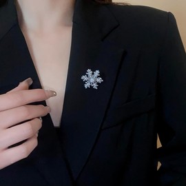 Rotated Snowflake Rhinestone Brooch Lapel Pin for Women Girls Austrian Crystal Winter Snow Flower Pins Clip Collar Sweater Hat Jackets Dress Suit Backpacks Brooches Exquisite Christmas New Year Jewelry Gifts Clothes Accessories