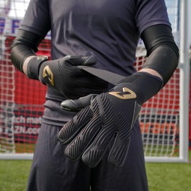 Catch & Keep Invictus Goalkeeper Gloves, Professional Football Gloves for Adults (Size 7-11), 4 mm Viper Grip for Hold in Rain and Wet, Negative Cut, Elastic Bandage (Invictus Black Gold, 7)