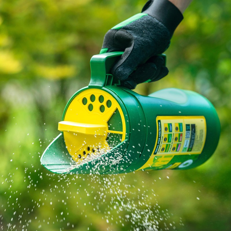 Miracle-Gro 121426 Compact Spreader-for Seeding and Feeding Your Luscious Lawn,