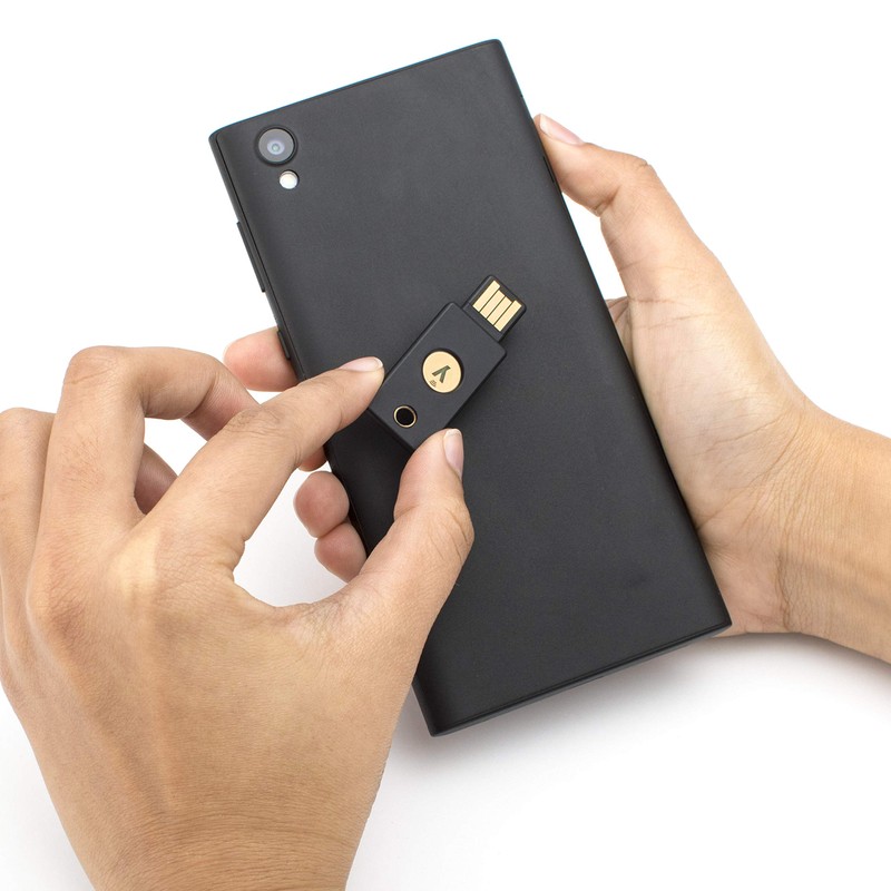 Yubico セキュリティキー YubiKey 5 NFC ログイン/U2F/FIDO2/USB-A ポート/2段階認証/高耐久性/耐衝撃性/防水