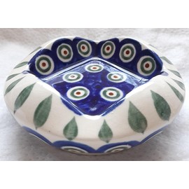 Handgefertigter Keramik-Aschenbecher mit rundem Muster in Blau und Grün, traditionelles Dekor