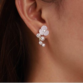 Atentuyi Boho White Flower Stud Earrings Gold Wedding Flower Earrings Pearl Dangle Drop Earrings Vintage Pearl Earrings Flower Earrings for Women and Girls Brides Bridesmaids Jewellery, Zinc