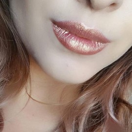 Sparkling Lip Gloss with Diamond Shimmer for Women & Girls - Long-Lasting, Non-Stick Cup for Glamorous Makeup Looks