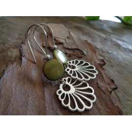 OLIV - GRÜNE PERLMUTT SCHEIBE & LOTUS BLÜTE einmalige Ohrringe mit langen Haken