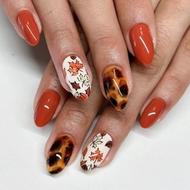 Fall Short Press on Nails Oval Shape Fake Nails Orange False Nails with Maple Leaf Amber Design Natural Acrylic Artificial Nails Autumn Winter Glue Stick on Nails for Women Girls 24PCS