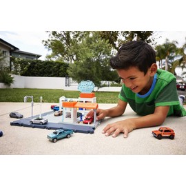 Matchbox Cars Playsets, Super Clean Carwash, Realistic Lights and Sounds, Kid- and Car-Activated Features and Connects to Other Sets, 1 Car, HNJ54