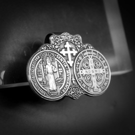 Anwlki - Medalla de San Benito para coche, San Benito, clip de visera, accesorios para bendecir la seguridad, regalo religioso para padres, familia, amigos, conductor (1)