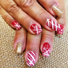 24Pcs Christmas Snowflake Press on Nails Short Square Fake Nails with Candy Designs Xmas Gold Glitter False Nails Full Cover Nails Xmas Holiday Red Stick on Nails for Winter DIY Manicure Decorations