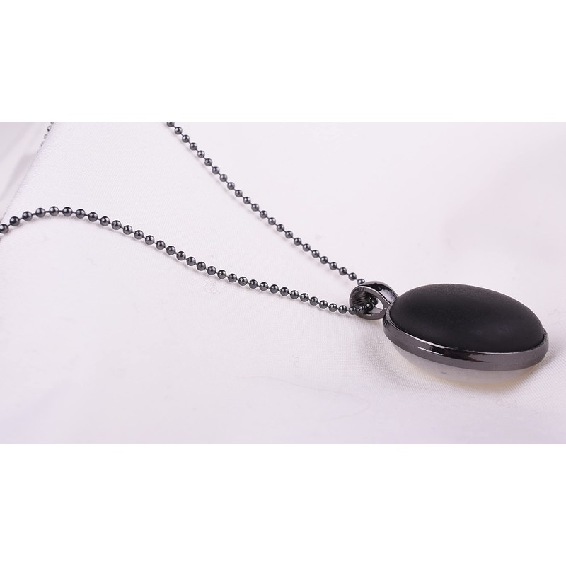 Long chain 'Frieda', 2 Polaris cabochons in a double-sided black