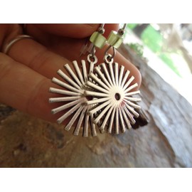 ✿ STRAHLENDE SONNEN SCHEIBE - GRÜNER STEIN ✿ einmalig schöne Ohrringe mit lindgrünem kleinen Stein und großen Ohrhaken