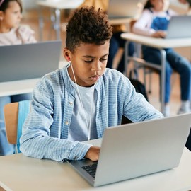 Maeline Bulk - Paquete de 30 auriculares estéreo para niños para el aula escolar, biblioteca, viajes, gimnasio, hospital, museos jack de 3.5 mm, auriculares con cable sin enredos para reproductor de