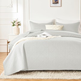 WURUIBO White King/Cal King Quilt Bedding Set, Embossing Microfiber Bedspreads with Pillow Shams, Ligthweight Breathable Summer Coverlet, Reversible Comforter for All Season (1 Quilt, 2 Shams)