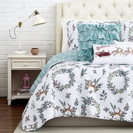 Southshore Fine Living, Inc. King/California King Size Christmas Quilt Set w/Pillow Shams & Throw Pillows, Holiday Bedding Set, 6-Piece Reversible Bedspread; Wreath & Reindeer Print, White/Green