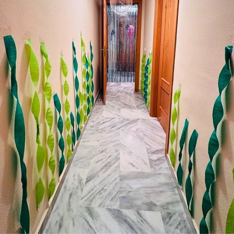 Premium Emerald Green Crepe Paper Streamer - 81 ft (1