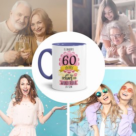 Tasse zum Geburtstag mit Spruch - Es dauerte 60 Jahre um so scharf und wunderbar zu sein - Geburtstagsgeschenk für Frauen, Keramiktasse Innen & Henkel Cambridge Blau, 300 ml
