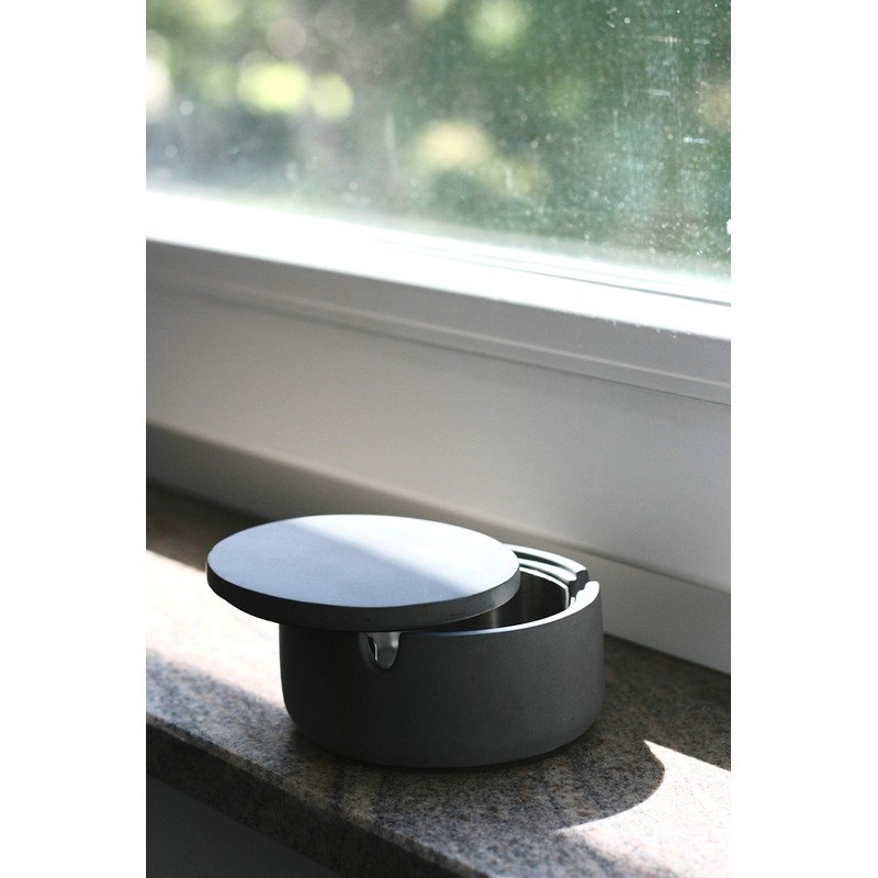 anaan 'BO' Ashtray with Lid Made of Concrete Wind Ashtray
