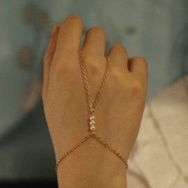 Yienate Pearl Ring Bracelet, Hand Chain, Delicate Three Bead Strands, Short Slave Bracelet for Women and Girls, One Size, Pearl, Pearl, alloy