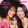 Blossom Brillo de labios enrollable, impregnado con flores reales, fabricado