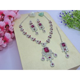 Parshwa Creation Juego de joyas de Bollywood indio de aleacin/abalorio de resina/diamantes de imitacin/Kundan con piedras rojas rub, collar chapado en plata, aretes y Tikka, coleccin de boda