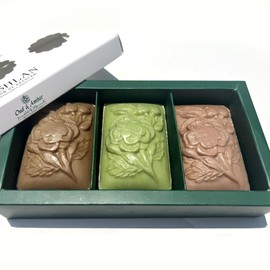 Oud And Amber Bath & Body Soap Set| Natural Ingredients | Musk & Amber, Laurel & Olive Oil, Oud & Amber A creamy and indulgent lather that gently cleanses your skin. 4.9 Oz (3 Soap Bars)