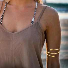 ZMANYIJEW 2Pcs Upper Arm Bracelet Cuff Bangle Minimalist Gold Metal Coil Arm Cuff Bracelets for Women Irregular Wave Chunky Cuff (Gold)