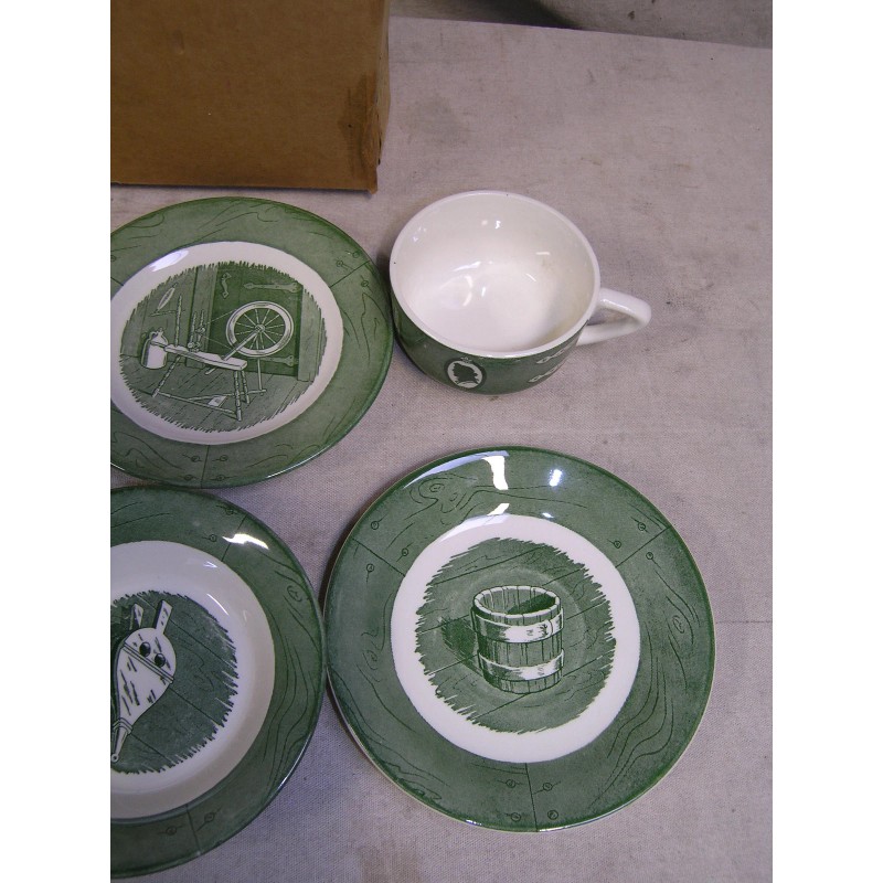 ROYAL ROYAL COLONIAL HOMESTEAD 5 PIECE PLACE SETTING 'VERY NICE"