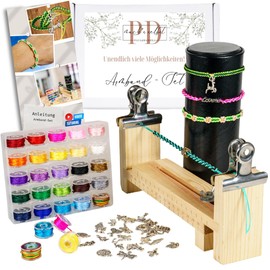 Bracelet Latch Set with Sustainable Wooden Holder, 25 Yarn Colours in a Spool Box, Metal Pendant, Includes Video Instructions, Friendship Bracelets, Children's Craft Set, Beginner Friendly