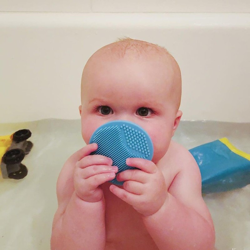 Frida Baby| Cepillo de Baño de Pies a Cabeza| Esponja