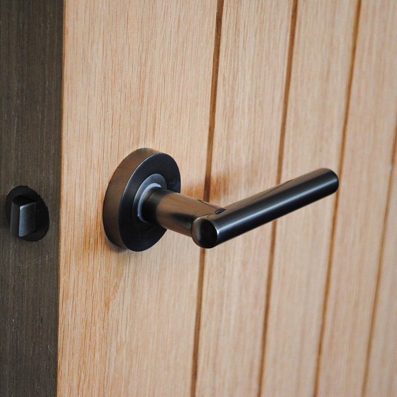 ONYX DESIGN Laurel Lever on Rose Door Handle in Gunmetal