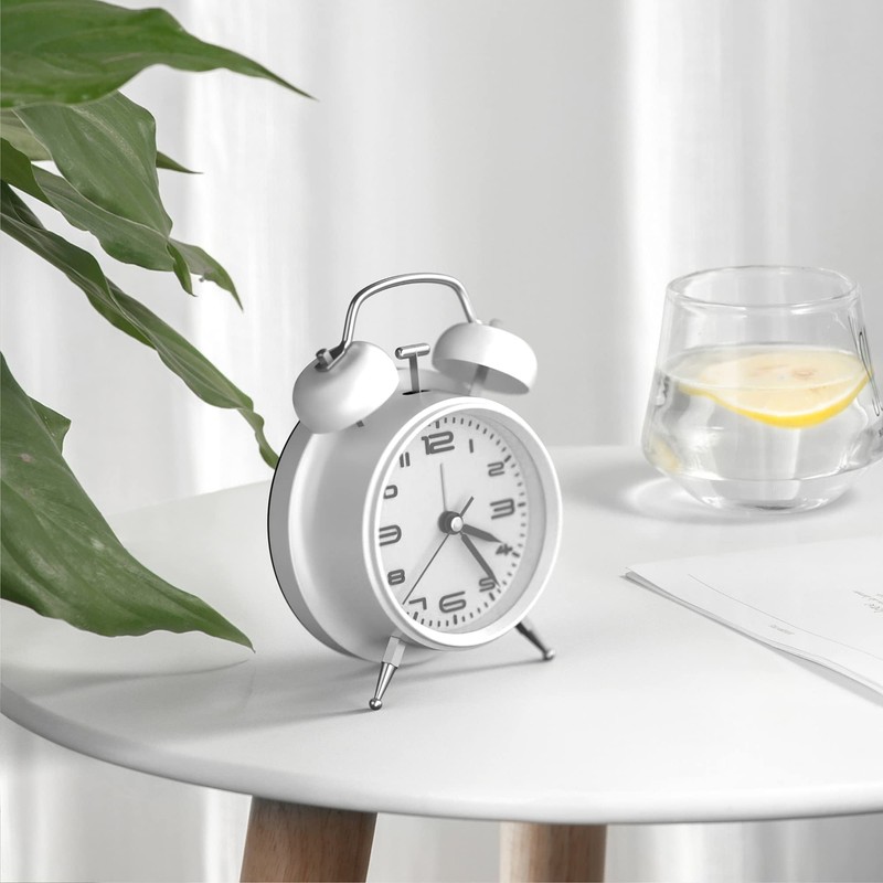 Yumyolk Classic Analogue Alarm Clock with Snooze Function, Vintage Quiet